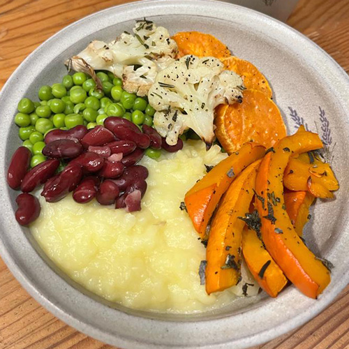 Herbst-Bowl mit veganem Kartoffelstampf